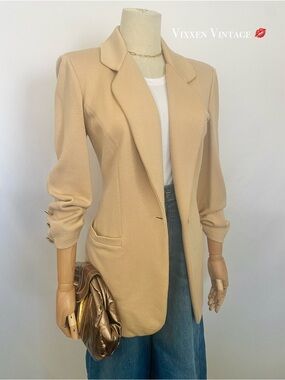 VINTAGE 1990’S ST. JOHN ‘OLD MONEY’ SINGLE BREASTED LONG SWEATER BLAZER IN CAMEL